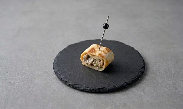 Рулетики из лаваша с куриным фрикасе с тархуном,40г.