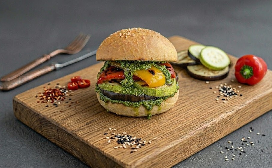 Мини‑бургер с овощами гриль и соусом песто, 120г.