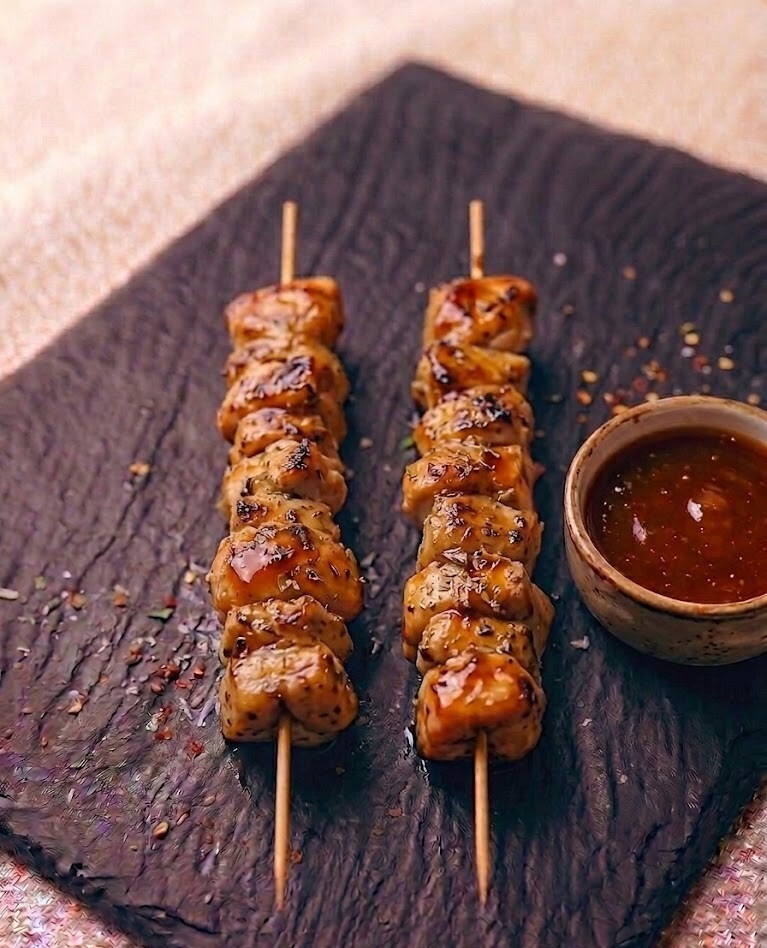Шашлыки из куриного филе с кисло‑сладким соусом, 150\30гр.