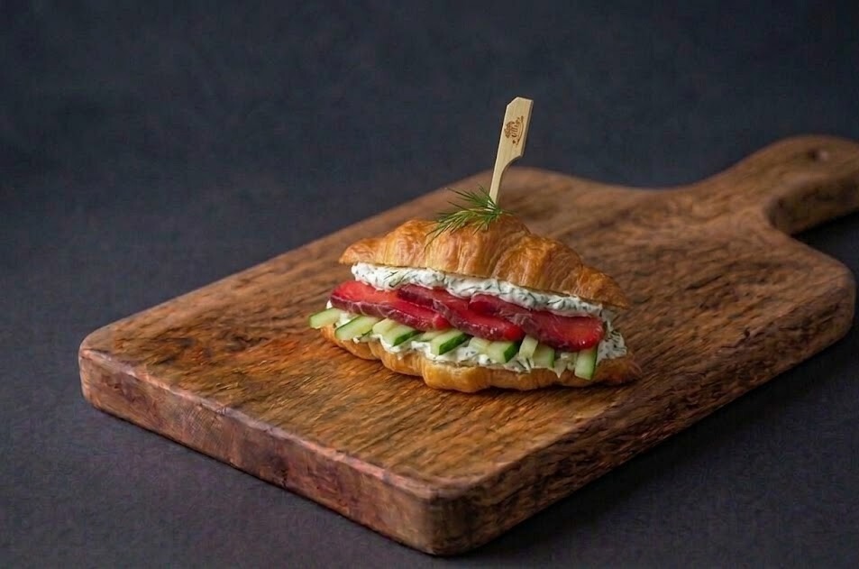 Круассаны с творожным сыром и свежим огурцом с неркой,70г.