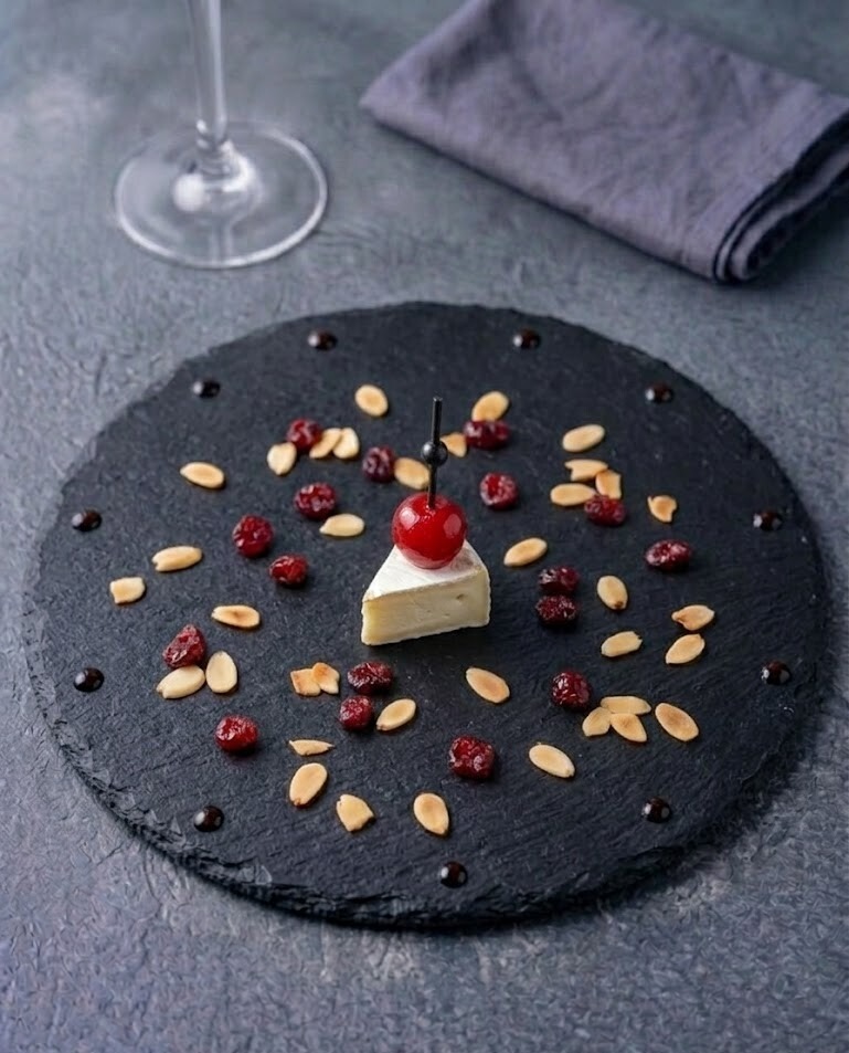 Канапе с камамбером и пьяной вишней,30г.