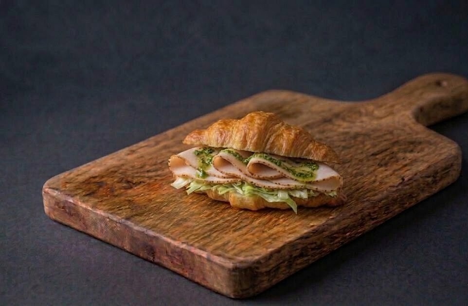 Круассаны с копчёной индейкой и соусом песто,70г.