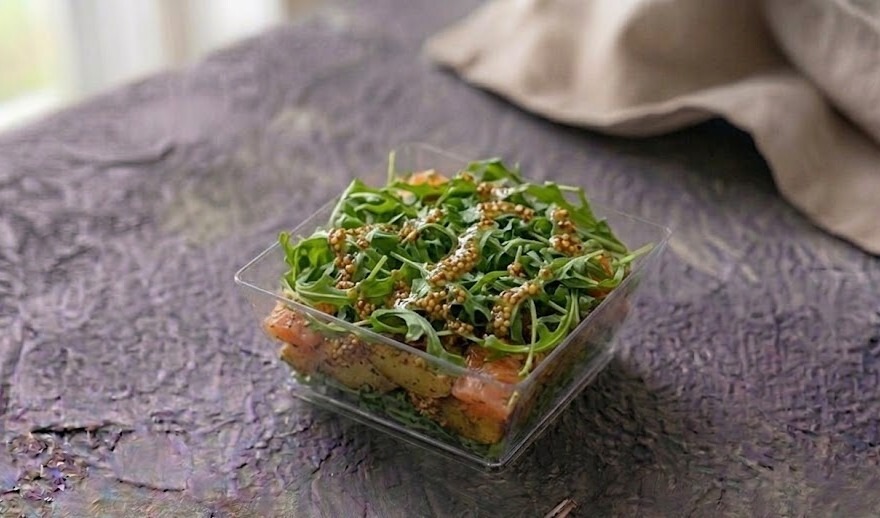 Руккола с малосольным лососем,100г.