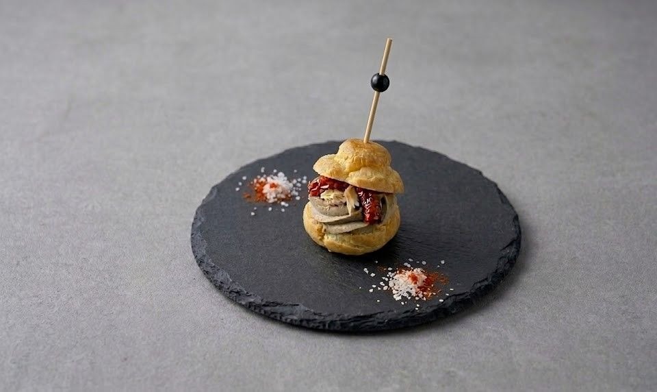 Профитроли с курицей, муссом из печени и вялеными томатами,40г