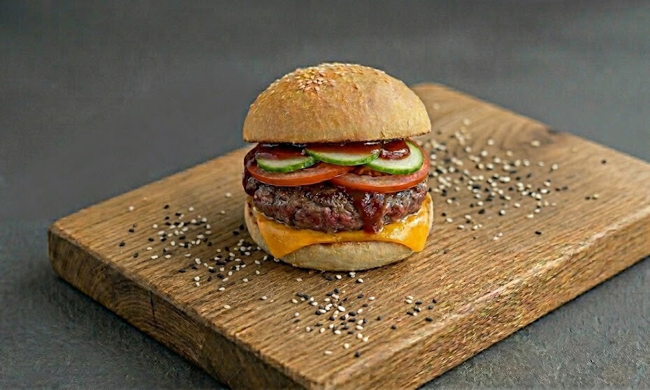 Мини‑бургер с мясной котлетой и овощами, 120г.