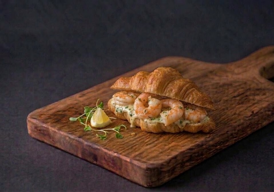 Круассаны с морепродуктами и соусом айоли,70г.